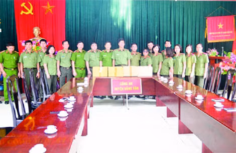 Cán bộ, chiến sĩ Công an huyện Đồng Văn luôn tận tụy với công việc.