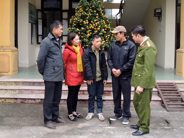 Thiếu tá Trần Huy Đức và người thân anh Quyền tại Công an Phường Quang Trung, TP Phủ Lý, tỉnh Hà Nam. Thiếu tá Trần Huy Đức và người thân anh Quyền tại Công an Phường Quang Trung, TP Phủ Lý, tỉnh Hà Nam.