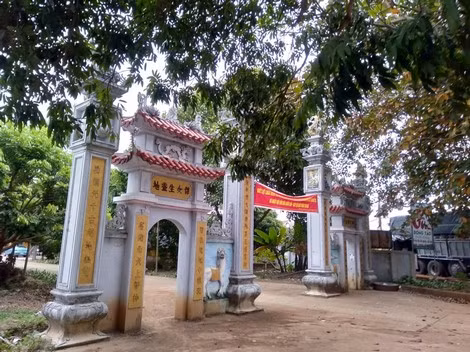 Cổng Tam quan đền thờ Tây Sa Công Chúa ở làng Đồng Kim
