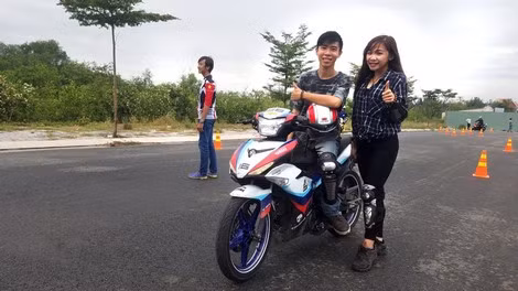 Thiên Thư và chiếc xe dùng để chạy xuyên Việt.