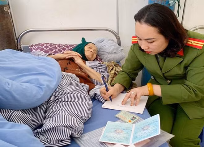 Cán bộ Đội Cảnh sát Quản lý hành chính Công an thành phố Sơn La đến tận giường bệnh làm CMND cho bệnh nhân Tòng Thị Sét