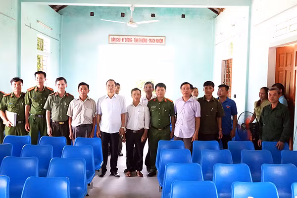 Lắp đặp và bàn giao ghế cho thôn Hương Hà xã Sơn Ninh