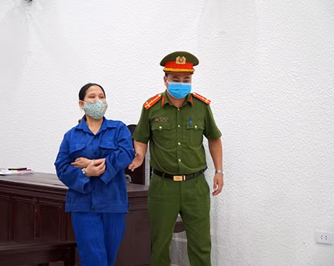 Bị cáo Xuyến ra xe chuyên dụng sau phiên tòa.