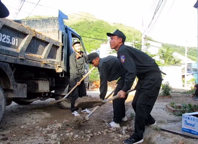 Vào sâu những ngõ hẻm trong khu dân cư ở phường Vĩnh Hòa để thu dọn vệ sinh, đất đá .