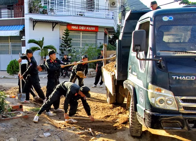 Những người lính CSCĐ tất bật thu dọn đất đá trên các đường phố.