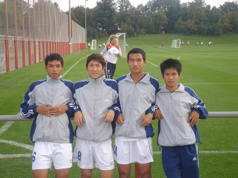Các cầu thủ trẻ tập huấn tại Đức vào năm 2006. Dễ nhận ra sau lưng họ chính là thủ môn huyền thoại Oliver Kahn. Các cầu thủ trẻ tập huấn tại Đức vào năm 2006. Dễ nhận ra sau lưng họ chính là thủ môn huyền thoại Oliver Kahn.