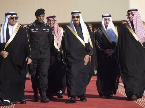 Vua Salman (giữa), cựu Thái tử Mohammed bin Nayef (trái) ở sân bay quốc tế ở Riyadh. Ảnh chụp năm 2015. ảnh: AP