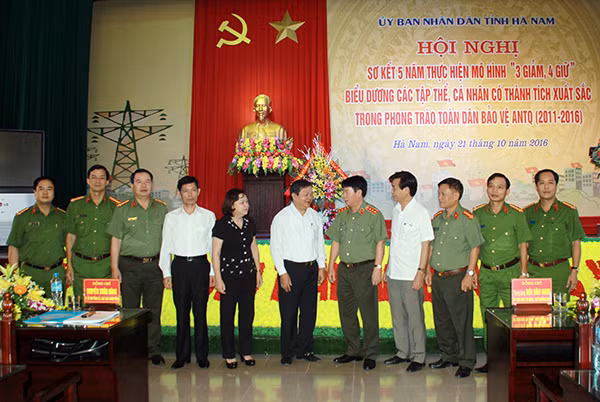 Thứ trưởng Bùi Văn Nam và các đại biểu dự Hội nghị Thứ trưởng Bùi Văn Nam và các đại biểu dự Hội nghị