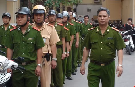 Đại tá Lê Hồng Thắng cùng các CBCS của mình chuẩn bị lên đường làm nhiệm vụ.