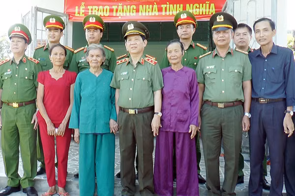 Trung tướng Nguyễn Văn Sơn - Thứ trưởng Bộ Công an và lãnh đạo Học viện CSND, Công an thành phố Đà Nẵng chụp ảnh lưu niệm