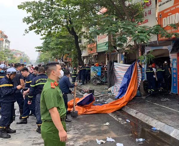 Hiện trường vụ cháy khiến 4 người tử vong tại quận Đống Đa. Hiện trường vụ cháy khiến 4 người tử vong tại quận Đống Đa.