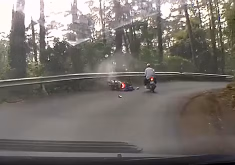 Sau khi vào cua, xe máy của hai nạn nhân lao thẳng vào taluy bên đường đèo.