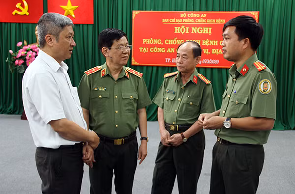 Thứ trưởng Nguyễn Văn Sơn cùng các đại biểu dự hội nghị.
