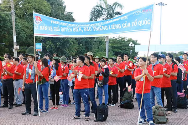 Các đoàn viên làm lễ xuất quân tại thị xã Hà Tiên.