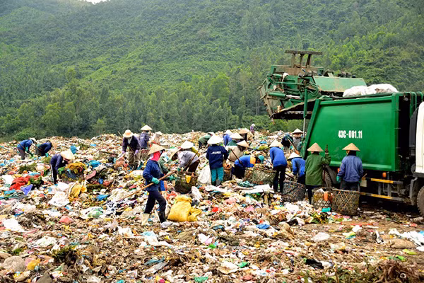 Bãi rác Khánh Sơn (Đà Nẵng) gây bức xúc cho người dân bởi mùi hôi và nguồn nước do rỉ rác và ảnh hưởng môi trường nghiêm trọng đến tuyến đường dẫn lên khu du lịch Bà Nà.