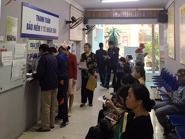 Bệnh viện Y học cổ truyền Bộ Công an thành lập tổ công tác đặc biệt hướng dẫn người tham gia bảo hiểm y tế đến khám chữa bệnh được thuận lợi