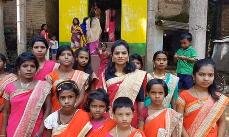 Dutee Chand (đứng giữa) và các trẻ em trong làng Chaka Gopalpur ở Odisha, miền đông Ấn Độ. Dutee Chand (đứng giữa) và các trẻ em trong làng Chaka Gopalpur ở Odisha, miền đông Ấn Độ.
