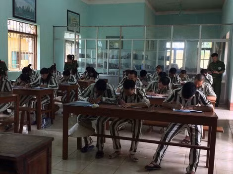 Lớp học xóa mù chữ cho phạm nhân ở Trại giam Nam Hà.