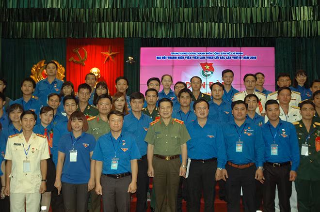 Trung tướng Nguyễn Xuân Mười và các đại biểu dự diễn đàn.