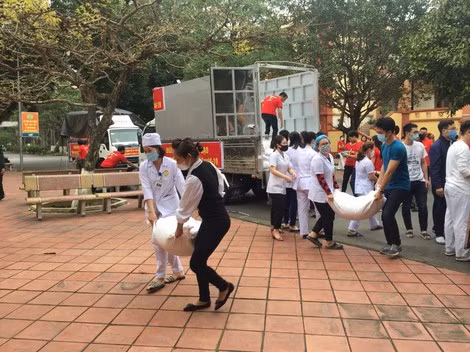 Những tấn gạo nghĩa tình đang được chuyển đến các đơn vị chống dịch.