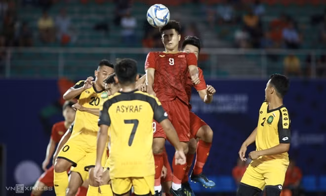 Đức Chinh trong tình huống nâng tỷ số lên 5-0. Ảnh: Lâm Thỏa.