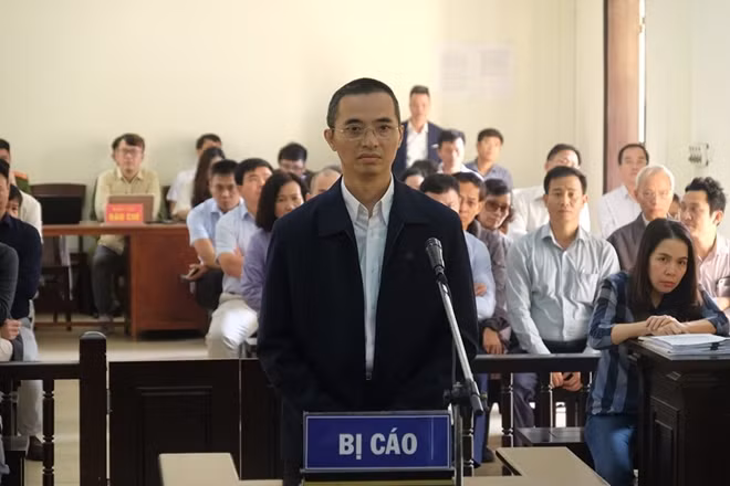 Bị cáo Đặng Anh Tuấn tại phiên xét xử sáng 25-11.