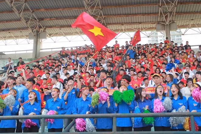 Gần 5.000 CĐV đến sân cổ vũ cho các cầu thủ trong trận chung kết