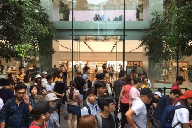 Theo kế hoạch, Apple Store sẽ mở cửa từ 9h hoặc 10h (giờ địa phương) nhưng ngày 21-9 sẽ mở từ 8h để phục vụ khách hàng mua iPhone mới. Và đặc biệt hơn khi những khách hàng có mặt tại Apple Store Singapore chắc chắn sẽ được "trên tay" hai siêu phẩm iPhone sớm hơn người dùng tại Mỹ bởi sự chênh lệch múi giờ.