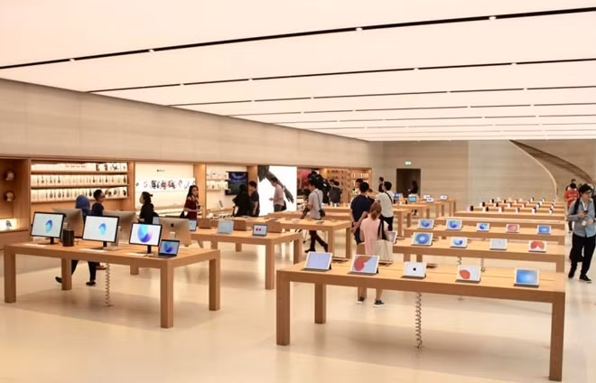 Phía bên trong cửa hàng Apple Store, nơi sẽ diễn ra việc mở bán iPhone Xs và Xs Max
