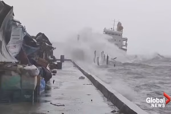 Siêu bão Surigae gây sóng lớn tại vùng Catbalogan, Philippines Siêu bão Surigae gây sóng lớn tại vùng Catbalogan, Philippines