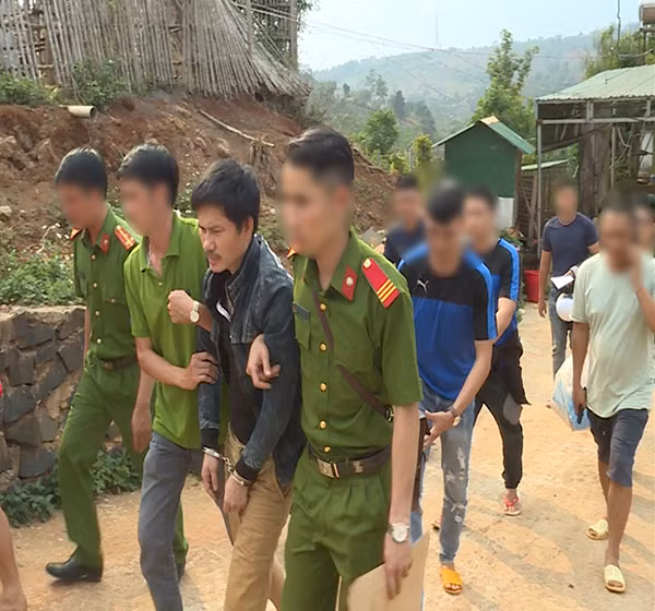 Lực lượng Công an bắt giữ đối tượng Phan Văn Phiên Lực lượng Công an bắt giữ đối tượng Phan Văn Phiên