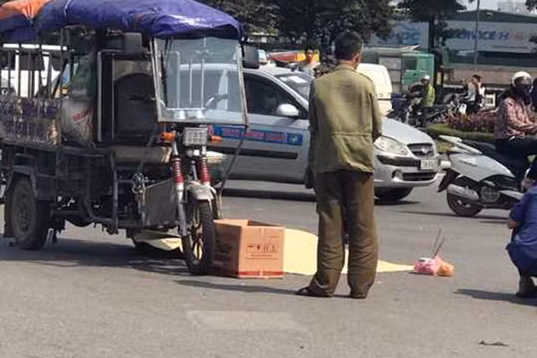 Người vợ bị xe ba bánh đè tử vong. Người vợ bị xe ba bánh đè tử vong.