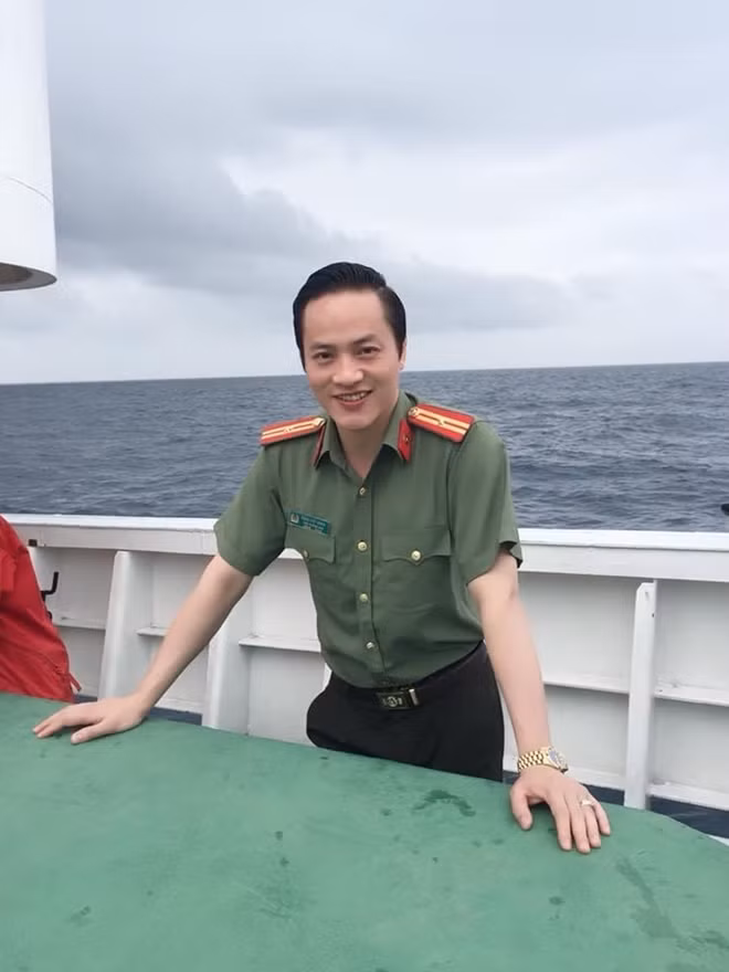 Nhà báo Việt Hưng.