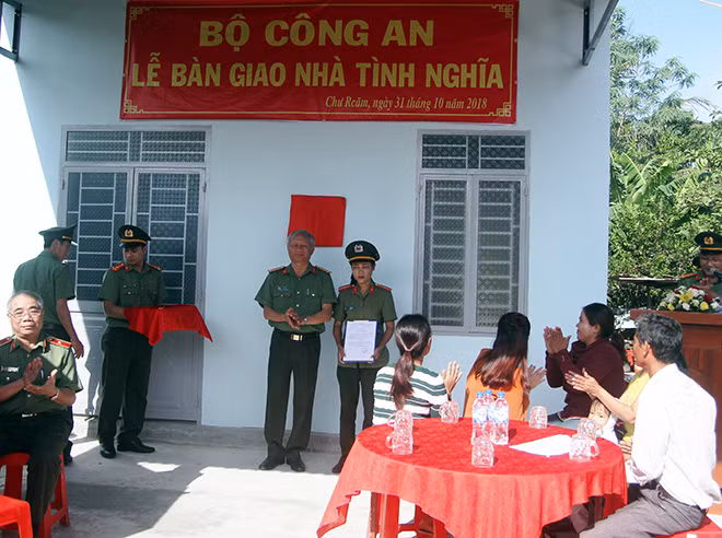Đoàn công tác trao nhà tình thương cho Thiếu úy Nay H’Ploan
