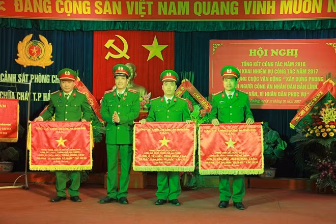 Thiếu tướng Đoàn Việt Mạnh, Cục trưởng Cục trưởng Cục Cảnh sát PCCC trao Cờ của Tổng cục Chính trị tặng các đơn vị có thành tích xuất sắc