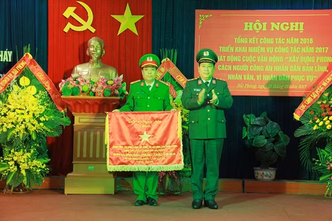 Thứ trưởng Bùi Văn Thành trao Cờ thi đua của Bộ Công an tặng đơn vị có thành tích xuất sắc