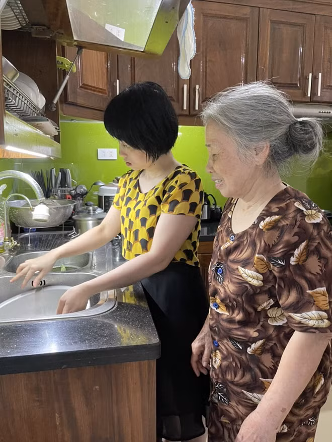 Hơn 10 năm qua, bà Bắc luôn ở bên con gái mình.
