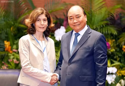 Thủ tướng Nguyễn Xuân Phúc và bà Pinelope Goldberg, Phó Chủ tịch Cao cấp, Chuyên gia kinh tế trưởng của WB - Ảnh: VGP/Quang Hiếu Thủ tướng Nguyễn Xuân Phúc và bà Pinelope Goldberg, Phó Chủ tịch Cao cấp, Chuyên gia kinh tế trưởng của WB - Ảnh: VGP/Quang Hiếu