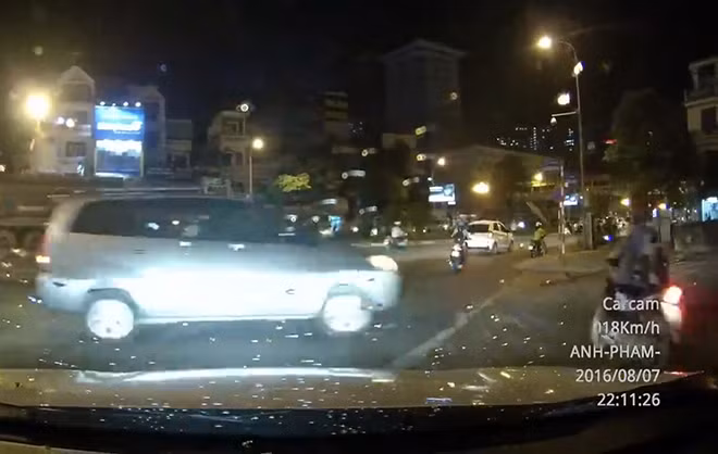 Dù bị khuất tầm nhìn nhưng xe máy vẫn liều lĩnh cắt đầu ôtô. Dù bị khuất tầm nhìn nhưng xe máy vẫn liều lĩnh cắt đầu ôtô.