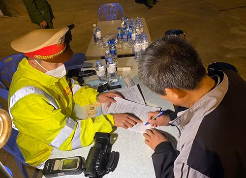 CSGT lập biên bản tài xế vi phạm.