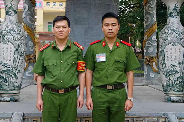 Thượng úy Nguyễn Đăng Trình và học viên Đinh Trọng Tường