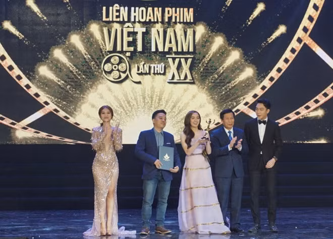 Đoàn làm phim ''Em chưa 18'' giành giải Bông sen vàng.
