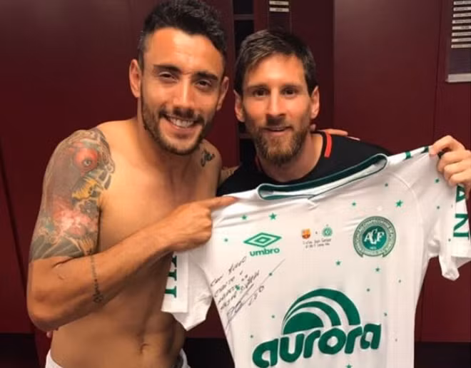 Alan Ruschel cùng Lionel Messi trong trận đấu tưởng niệm các nạn nhân vụ rơi máy bay.