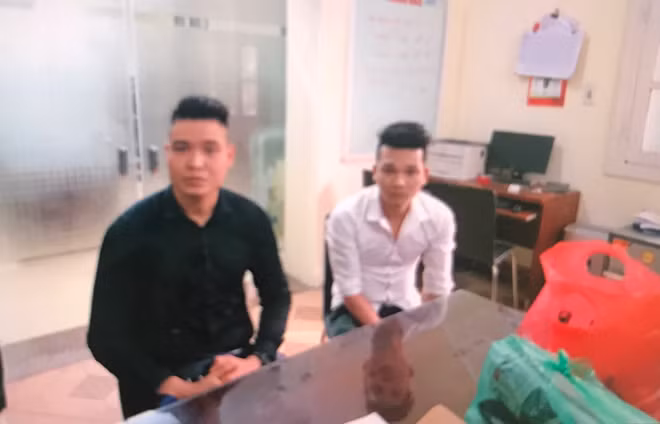 Hai đối tượng bán dâm tại cơ quan Công an.