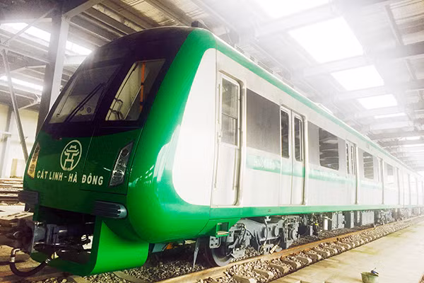Đoàn tàu đầu tiên được đưa lên ga La Khê để trưng bày phục vụ người dân tham quan.