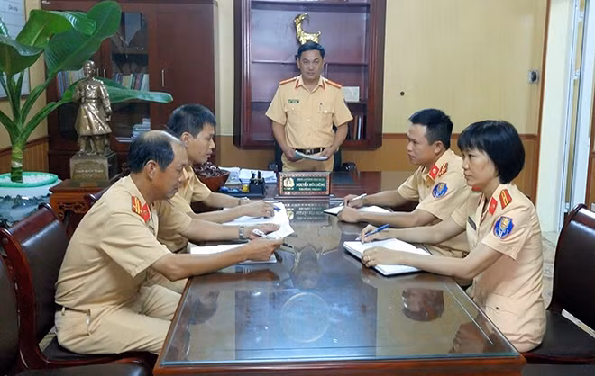 Triển khai các biện pháp đảm bảo trật tự an toàn giao thông. Triển khai các biện pháp đảm bảo trật tự an toàn giao thông.