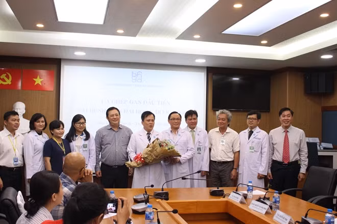 Đại diện đội ngũ bác sĩ thực hiện ca ghép gan đầu tiên từ người cho sống của Bệnh viện ASAN Hàn Quốc và Bệnh viện Đại học Y Dược TP Hồ Chí Minh.
