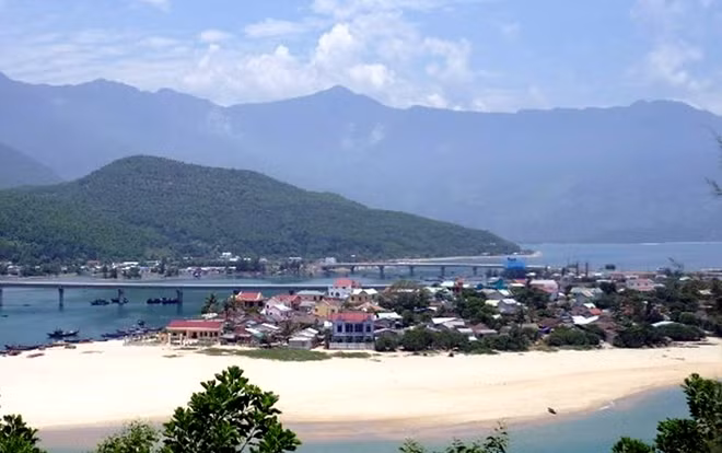 Các khu đất nền ven biển Lăng Cô đang “sốt giá” bất thường.