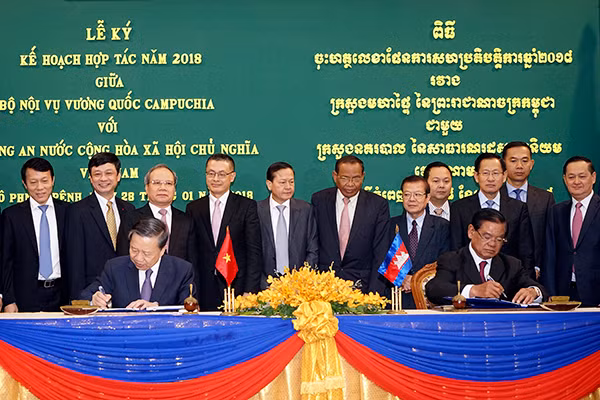 Bộ trưởng Tô Lâm và Ngài Phó Thủ tướng, kiêm Bộ trưởng Bộ Nội vụ Sar Kheng đã ký kết Kế hoạch Kế hoạch hợp tác giữa Bộ Công an nước CHXHCN Việt Nam và Bộ Nội vụ Vương quốc Campuchia năm 2018.