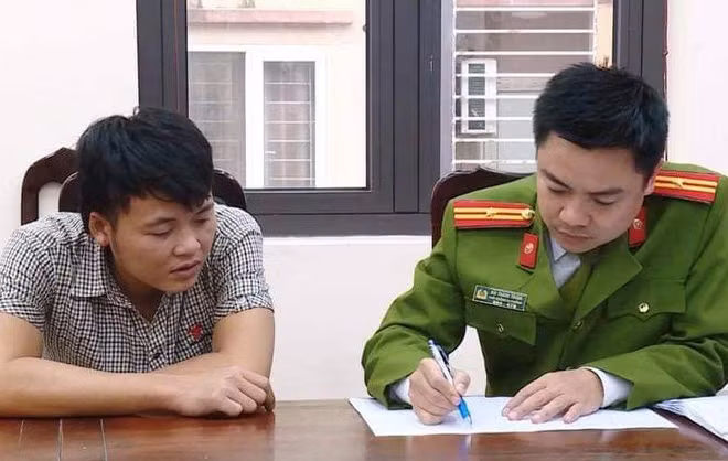 Công an quận Thanh Xuân lấy lời khai của đối tượng Lê Văn Anh Công an quận Thanh Xuân lấy lời khai của đối tượng Lê Văn Anh